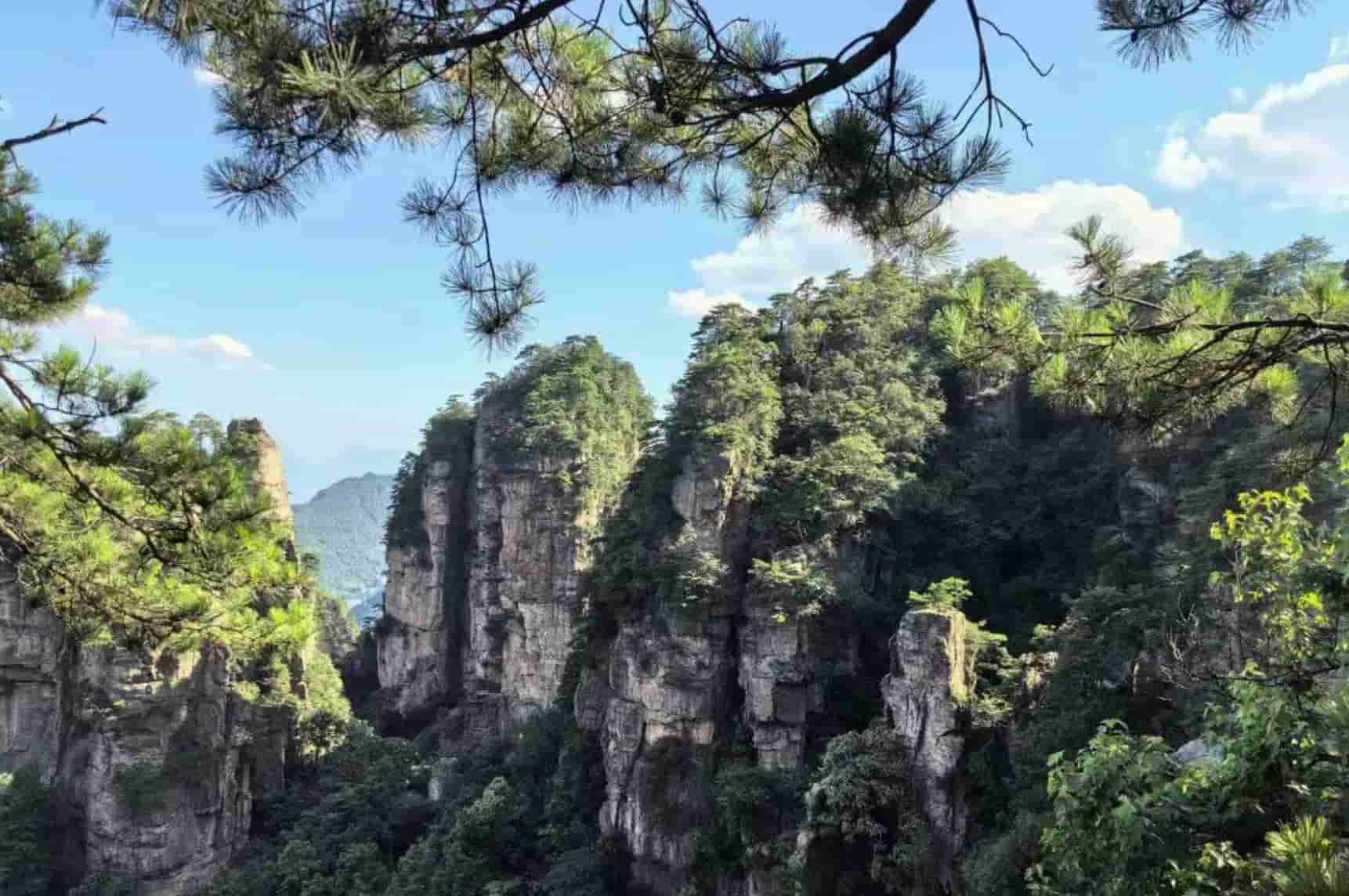 The Relic Pillars of the Heavenly Bridge in Zhangjiajie/tianqiaoyidun