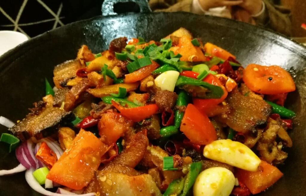 Sanxiaguo (Tujia-style hotpot with smoked meats)