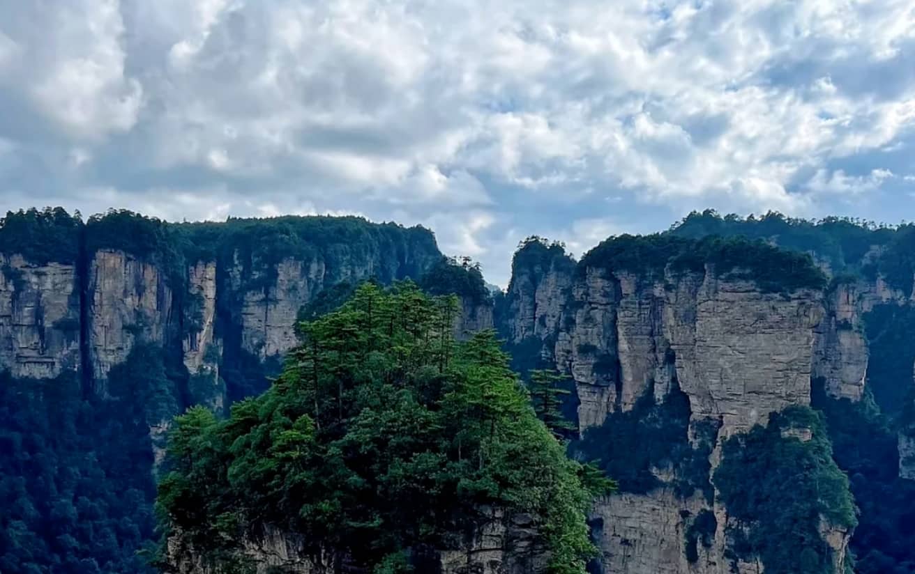 Is it easy to get a taxi in Zhangjiajie?